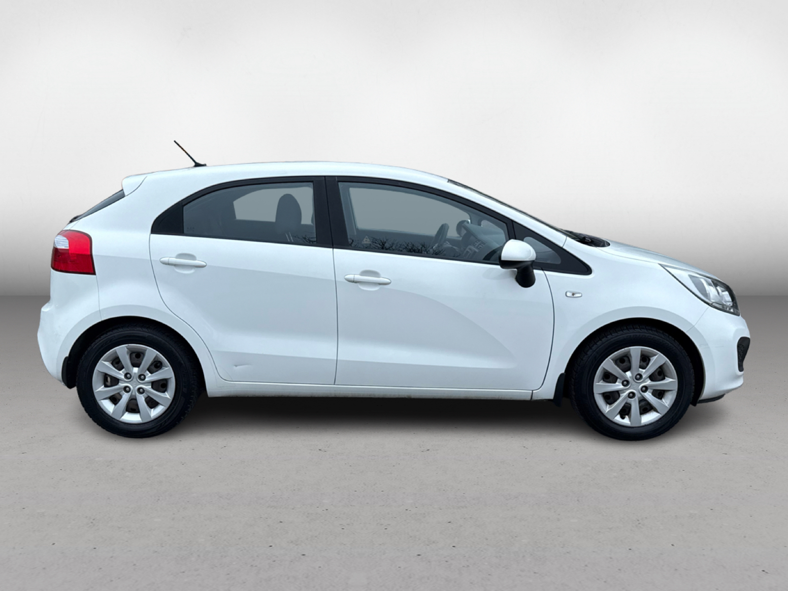 3Kia_rio_SideR_1765809942125