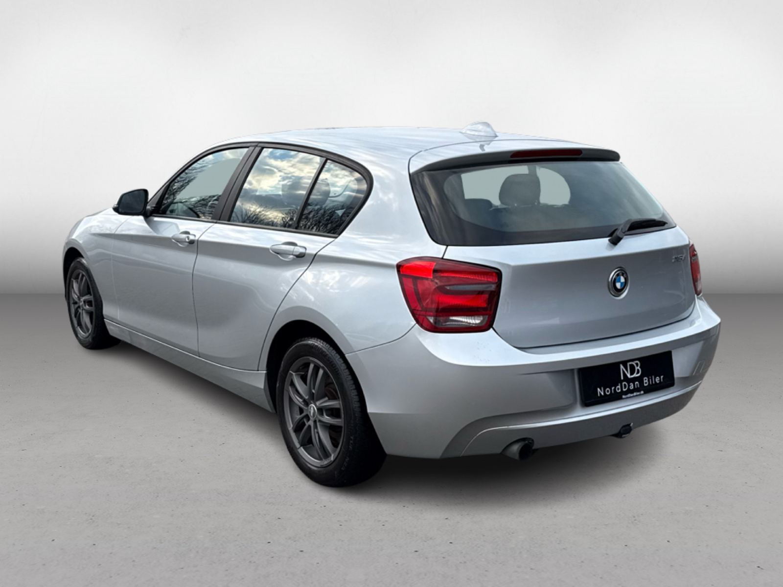 3BMW_116i_BackL_1772292619793