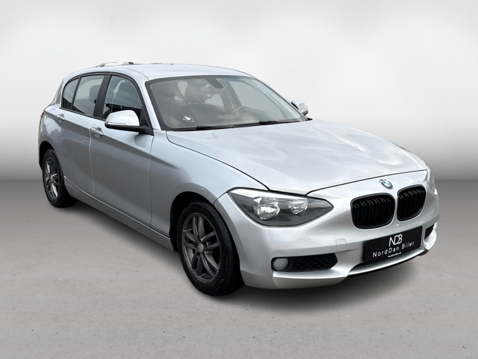 5BMW_116i_FrontR_1772292619793